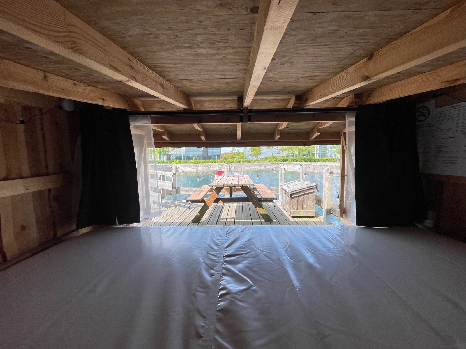 Panoramaudsigt fra sovekabinen ud over soldækket og havnen