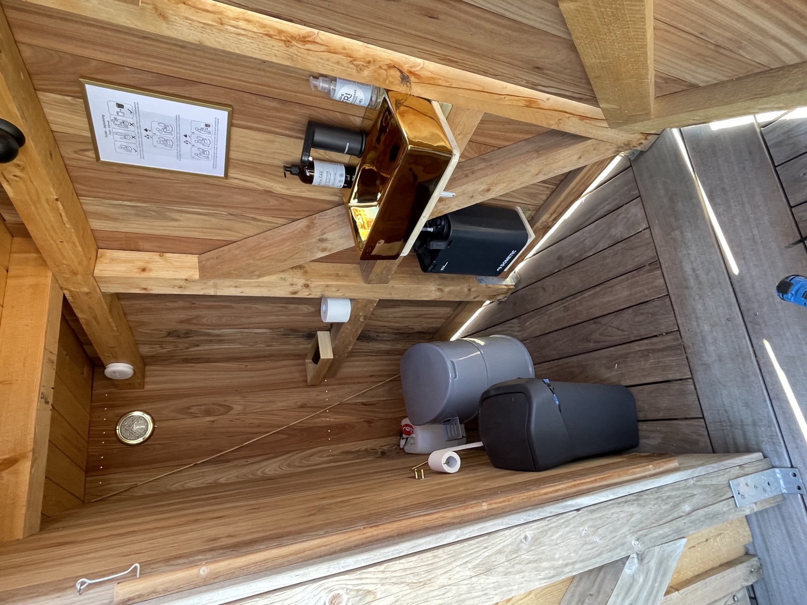 Toiletsektionen på Blue Raft 2 med toilet og hylde