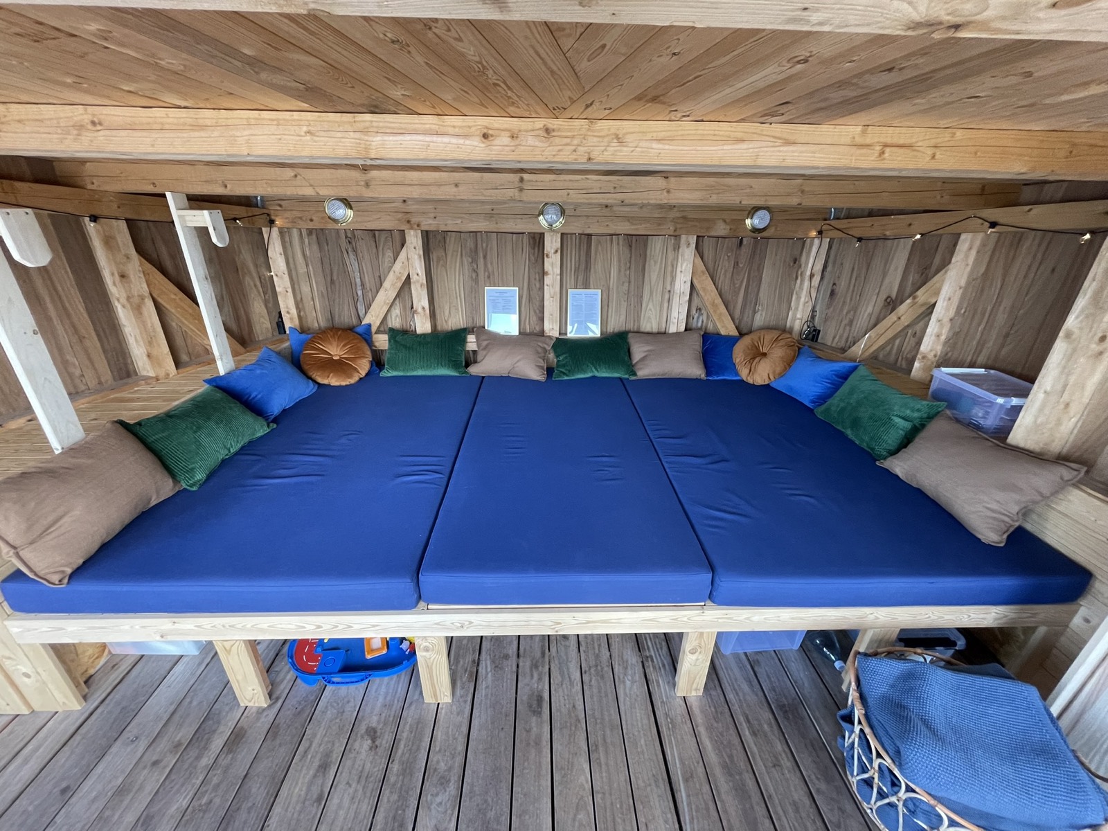 Sovekabinen på Blue Raft 2 med blå madras og puder til seks
