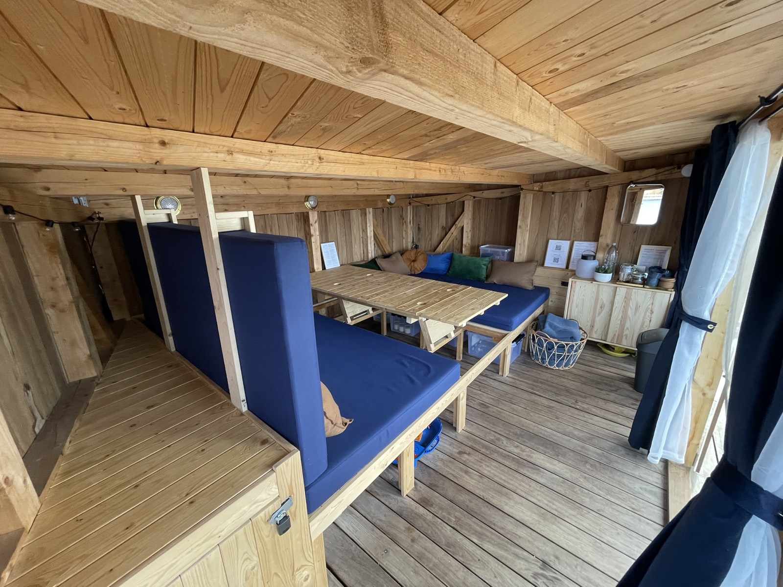 Kabinen på Blue Raft 2 med det foldbare bord slået op