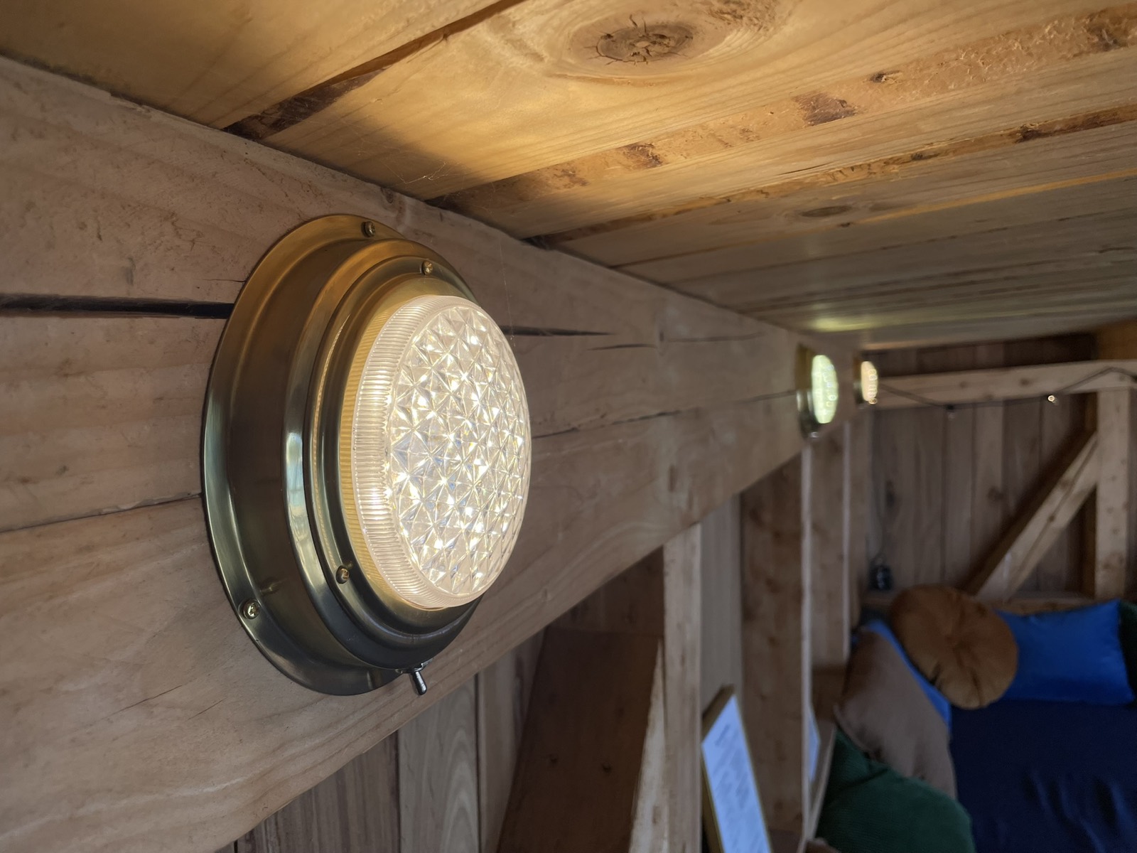 En lampe på væggen i kabinen
