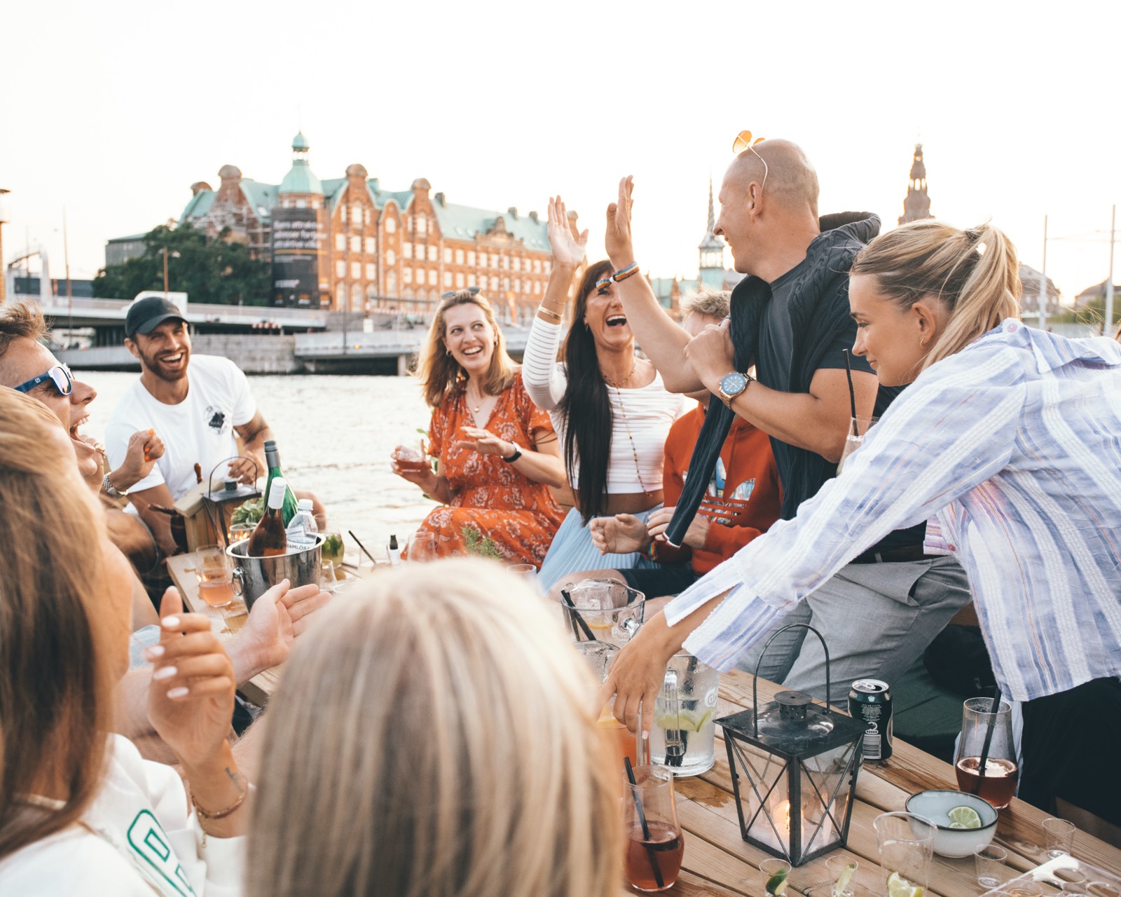 Et festligt selskab på en Green Raft giver high five, mens alle griner