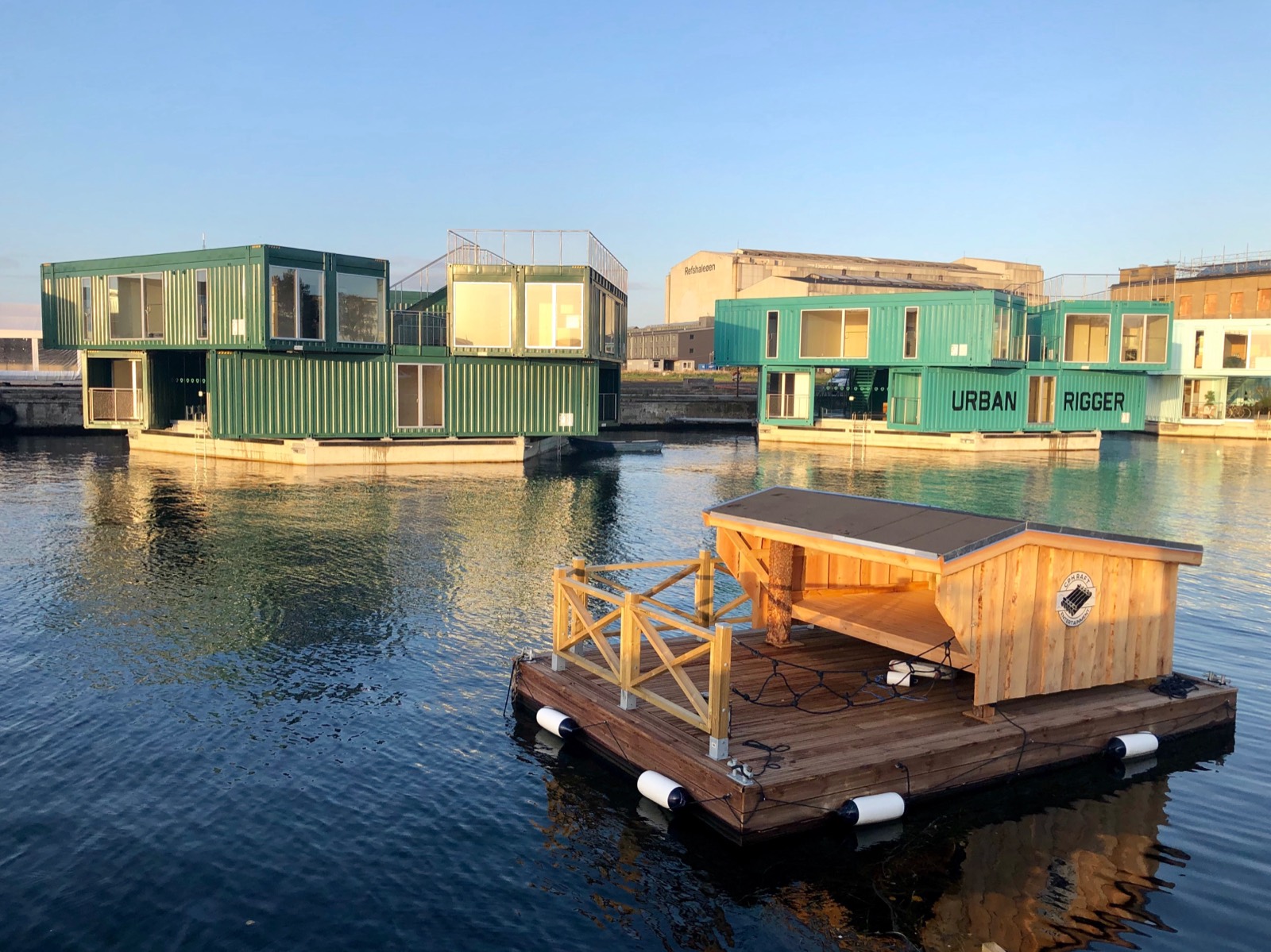 Den store tømmerflåde med shelter og soldæk i Sydhavnen