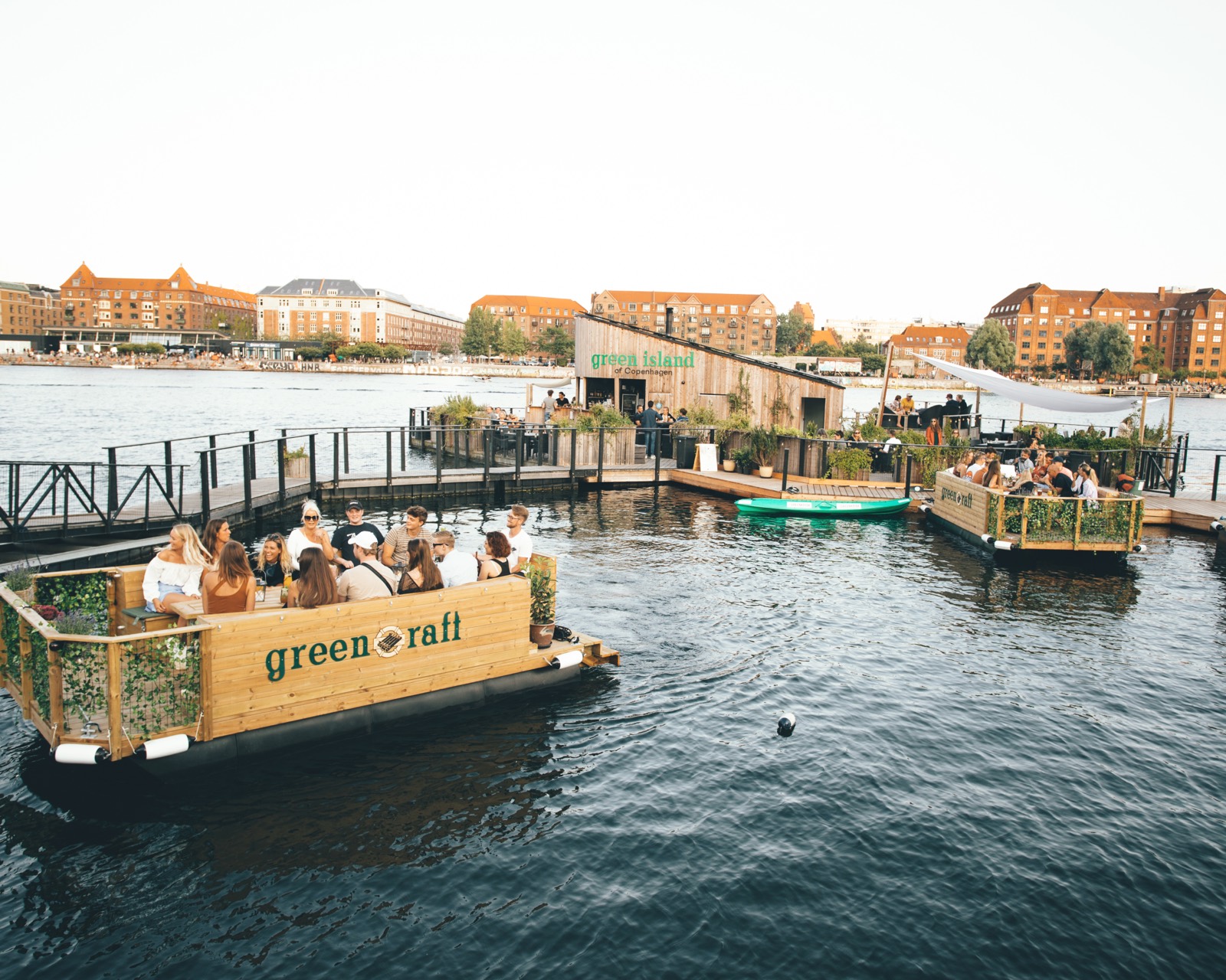 Green Raft med et selskab om bord i Københavns havn
